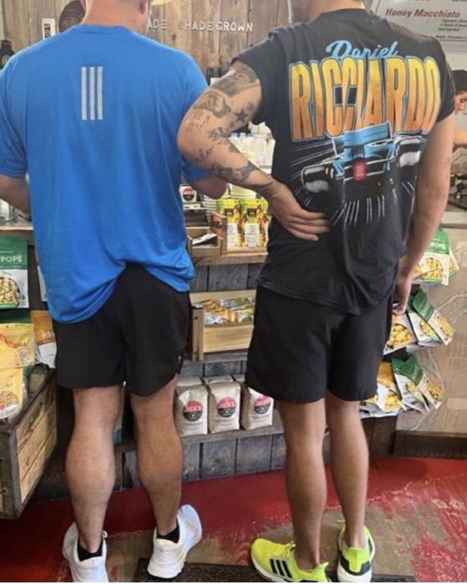 SYSCAbout's tweet photo. HARRY STYLES WEARING A DANIEL RICCIARDO SHIRT??? LOVE WHEN OUR WORLDS COLLIDE https://t.co/ak1CKAjTJq