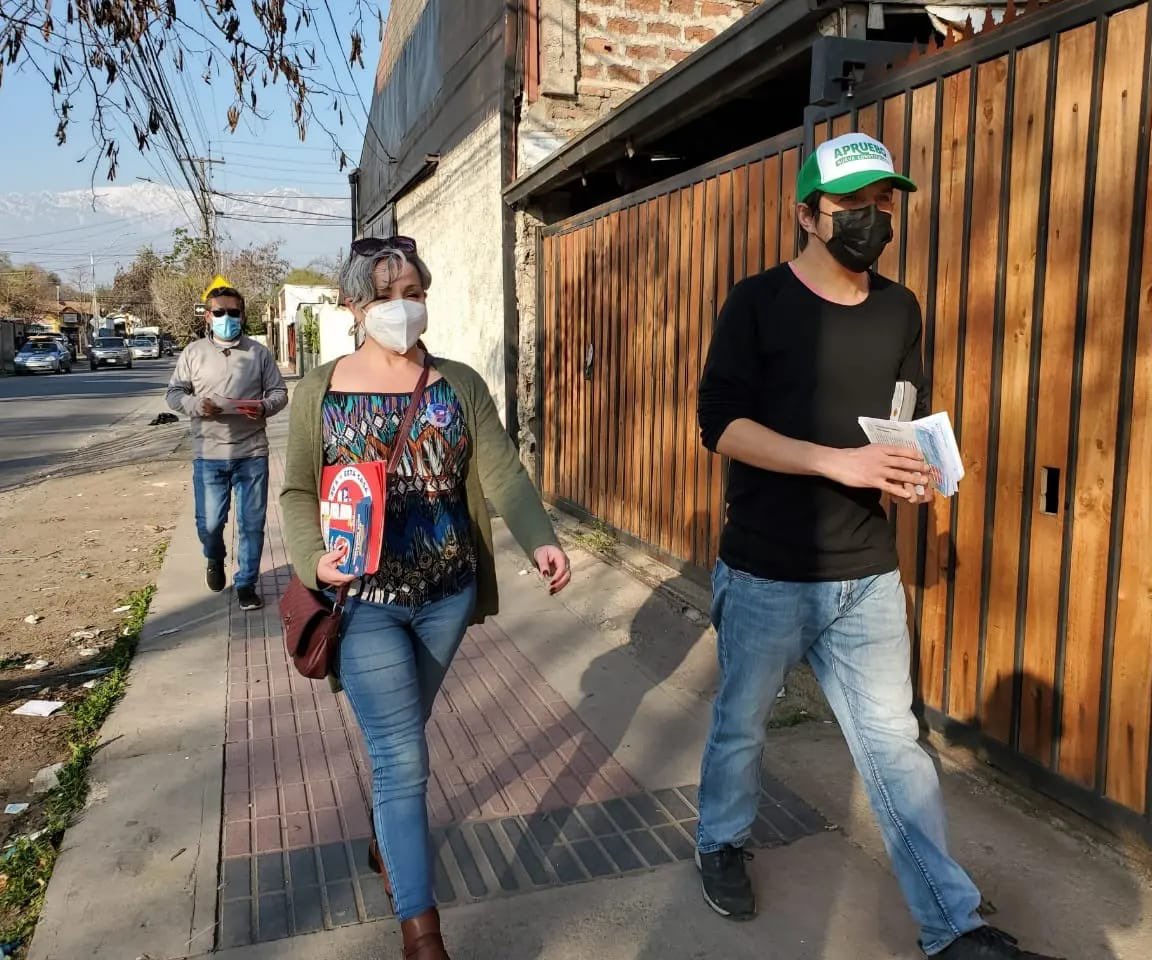 AprueboSJ's tweet photo. Entre feria 🍇 y puerta a puerta 🚪 nos desplegamos por nuestra comuna para informar a nuestros vecinos y vecinas por el 🅰️ #Apruebo! Esta vez con @AlePlacenciaC 

#AprueboXAmor 
#AprueboConEsperanza 
#AprueboCreceUnido https://t.co/At71N2RDWP