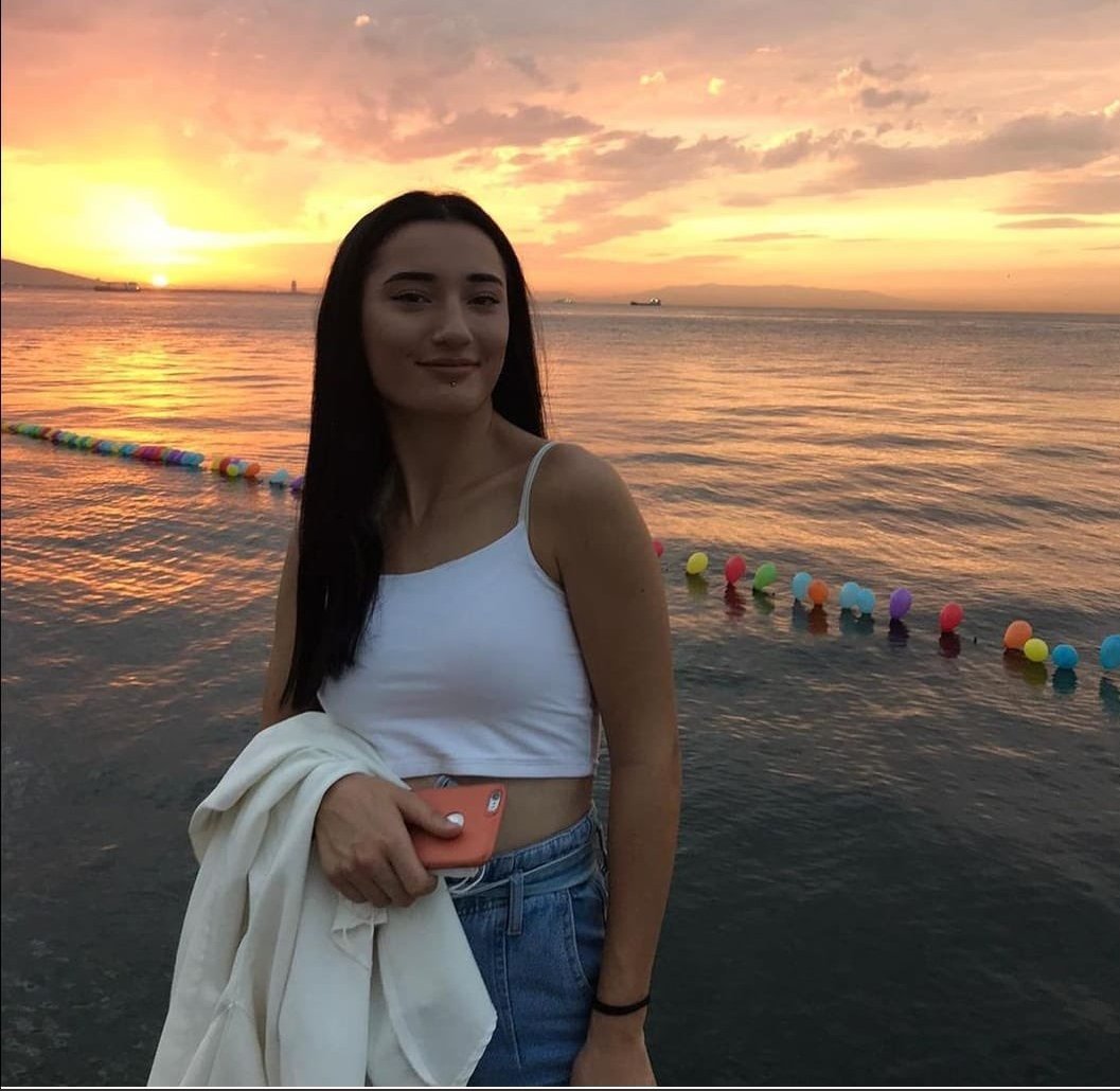 muhendisyenn's tweet photo. 19 yaşındaki Aslıhan Sinem Çiçek..
O 19 yaşında bir kız çocuğuydu.. İş başvurusunda bulunmuştu.. Evinden iş görüşmesi için yola çıktı.. Bir daha evine geri dönemedi.. Bedenine uyuşturucu verilmişti.. Yol kenarına bırakılmış ve ölmeden 3 isim verdi.. Ses olun..

#AslıhanSinemÇiçek https://t.co/EhGxXNkKhL