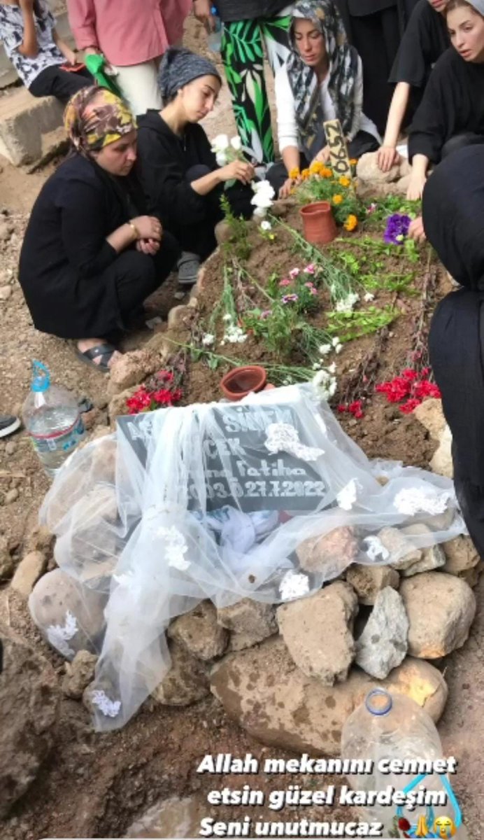 19 yaşındaki Aslıhan Sinem Çiçek..
O 19 yaşında bir kız çocuğuydu.. İş başvurusunda bulunmuştu.. Evinden iş görüşmesi için yola çıktı.. Bir daha evine geri dönemedi.. Bedenine uyuşturucu verilmişti.. Yol kenarına bırakılmış ve ölmeden 3 isim verdi.. Ses olun..

#AslıhanSinemÇiçek