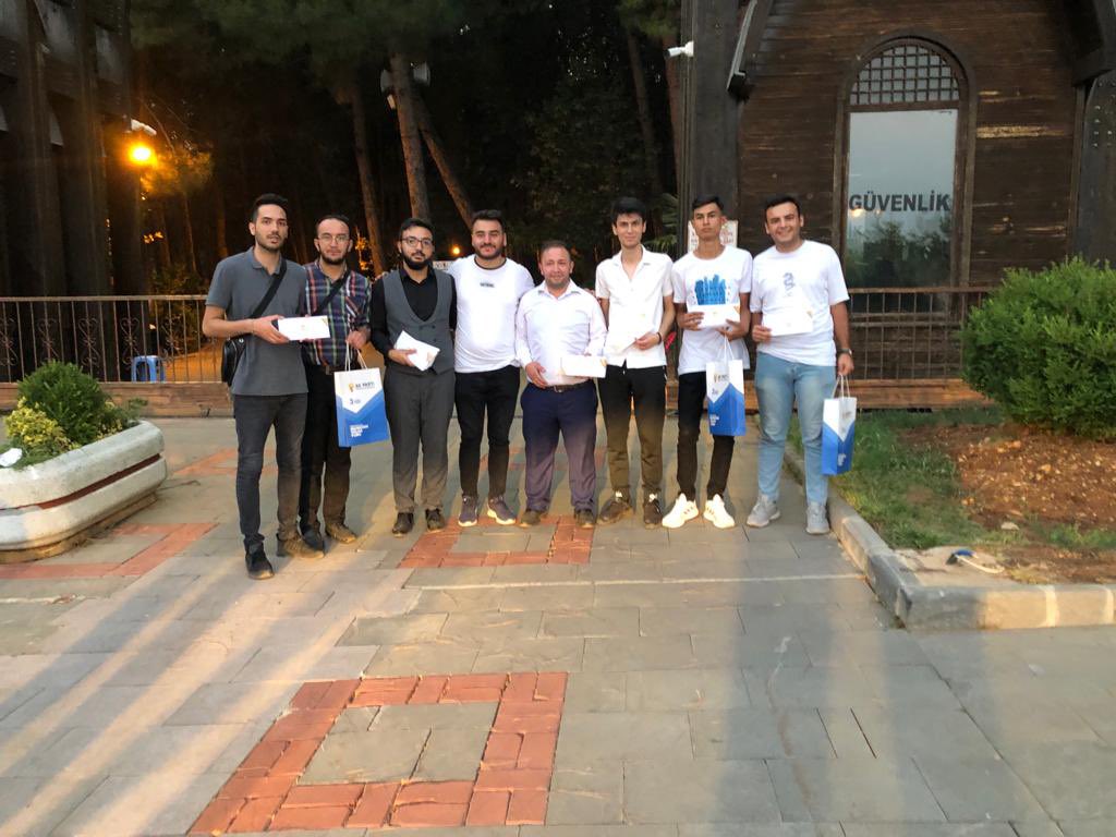 akgnconikisubat's tweet photo. 📍 Arslanbey Mesire Alanı

21 Yıldır Olduğu Gibi Bugün de Milletinin Yanında Olan Bir Lider. 💪

Bugün Partimizin 21. Yılı Dolayısıyla Cumhurbaşkanımız  @RTErdogan 'ın selamlarını ve mektubunu vatandaşlarımıza ilettik.✉️

Ak Sevdamız Sonsuza Kadar Sürecek♾️ https://t.co/Uw5JZoAuzl