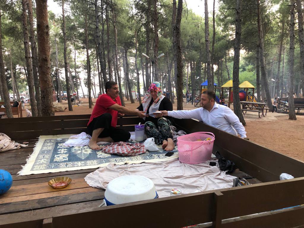 akgnconikisubat's tweet photo. 📍 Arslanbey Mesire Alanı

21 Yıldır Olduğu Gibi Bugün de Milletinin Yanında Olan Bir Lider. 💪

Bugün Partimizin 21. Yılı Dolayısıyla Cumhurbaşkanımız  @RTErdogan 'ın selamlarını ve mektubunu vatandaşlarımıza ilettik.✉️

Ak Sevdamız Sonsuza Kadar Sürecek♾️ https://t.co/Uw5JZoAuzl