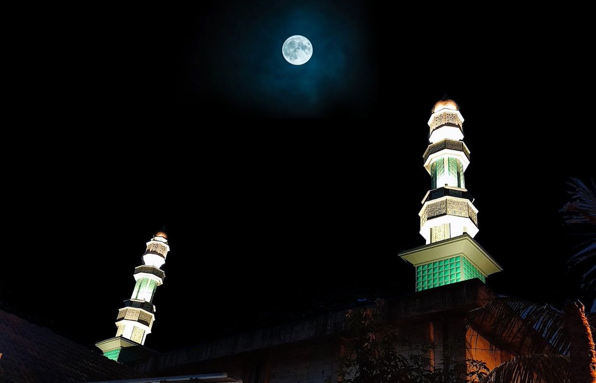 Kabar_Positif's tweet photo. @OPPOIndonesia Indahnya bulan purnama diatas menara masjid. 
#OPPOReno8Series 
#UltraClearNightInPotrait https://t.co/mxCywCkd7D