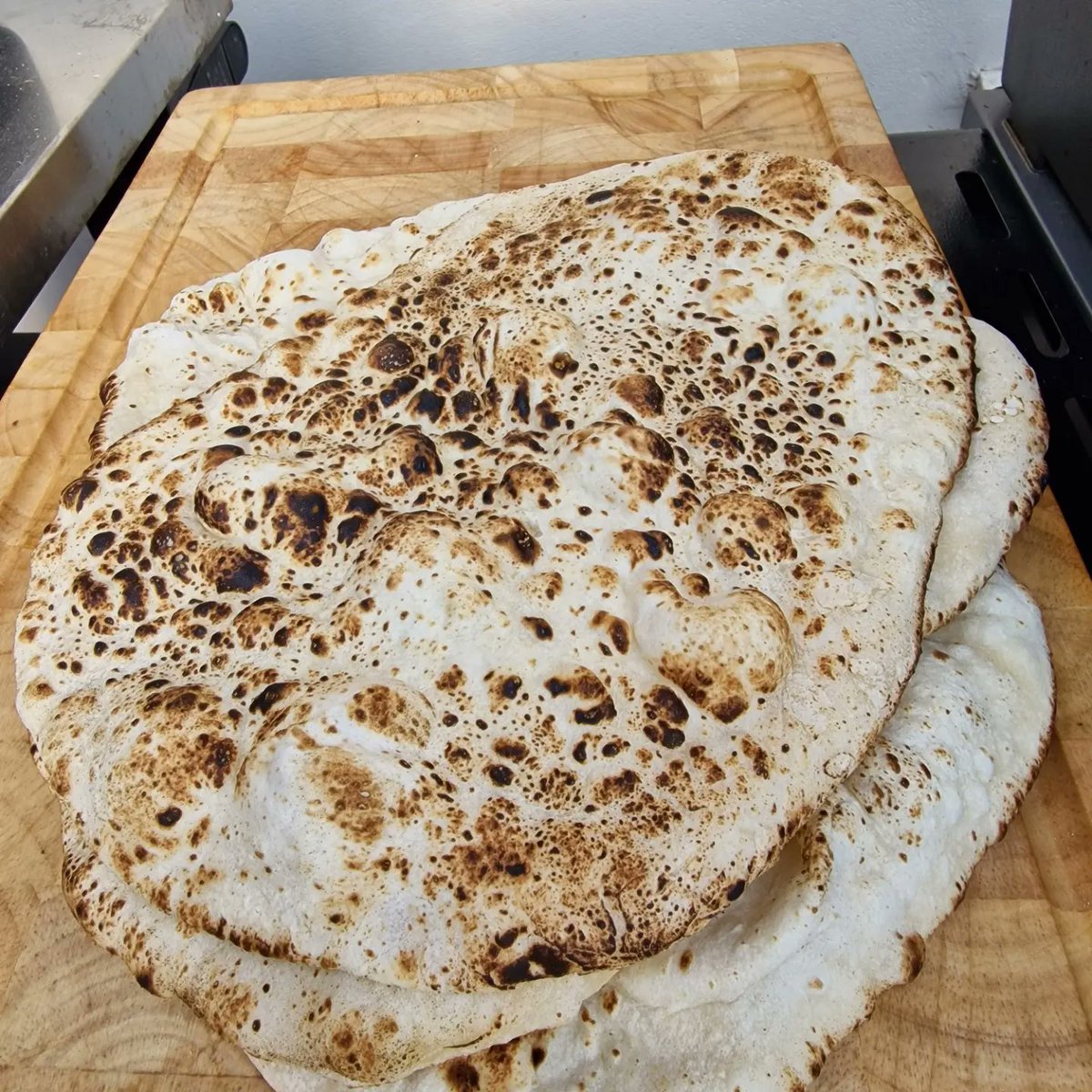 Josephdanielsb's tweet image. Restaurant Style Naan Bread Recipe On The Baking Steel.

Milk 200g
water 330g
Sugar 100g
Egg 50g
Baking powder 8g
Onion seeds 2g
Self Raising Flour 1kg

Special Tools:

Blow Torch (ideally DIY style, not crème brulee as they are not quite strong enough)