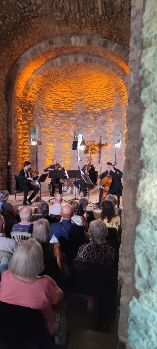 Festival_FeMAP's tweet photo. @CollDeNargo s'estrena al #FeMAP2022 penjant el cartell d'exhaurides les localitas al concert de @InfoTrifolium!
Gràcies a tots! Extraordinari concert🎉🎶 https://t.co/3jYrfTwYZp