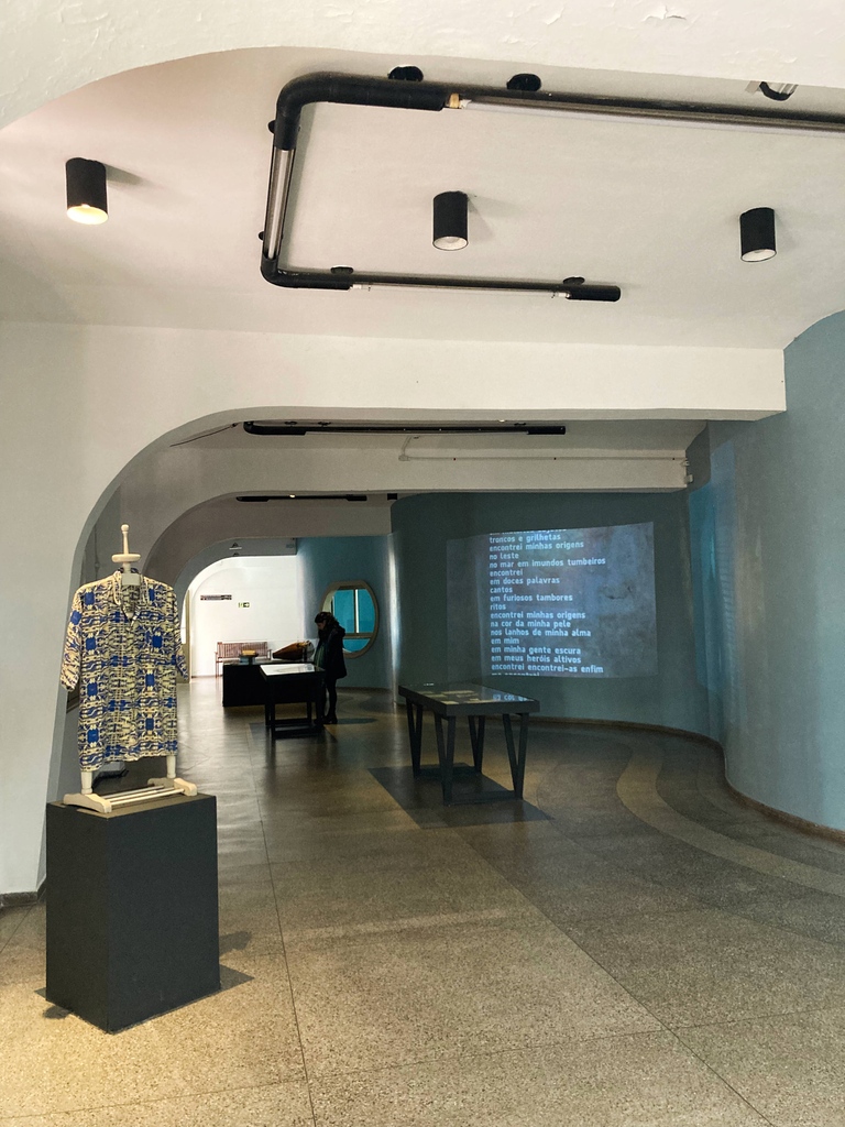 [EXPO DA SEMANA] Praça da Palavra na CQMQ📝 A exposição é pioneira no novo Espaço Oliveira Silveira, parte da CQMQ que agora leva o nome do falecido poeta em homenagem a seu rico trabalho. A visitação é gratuita e pode ser feita diariamente das 10h às 20h.