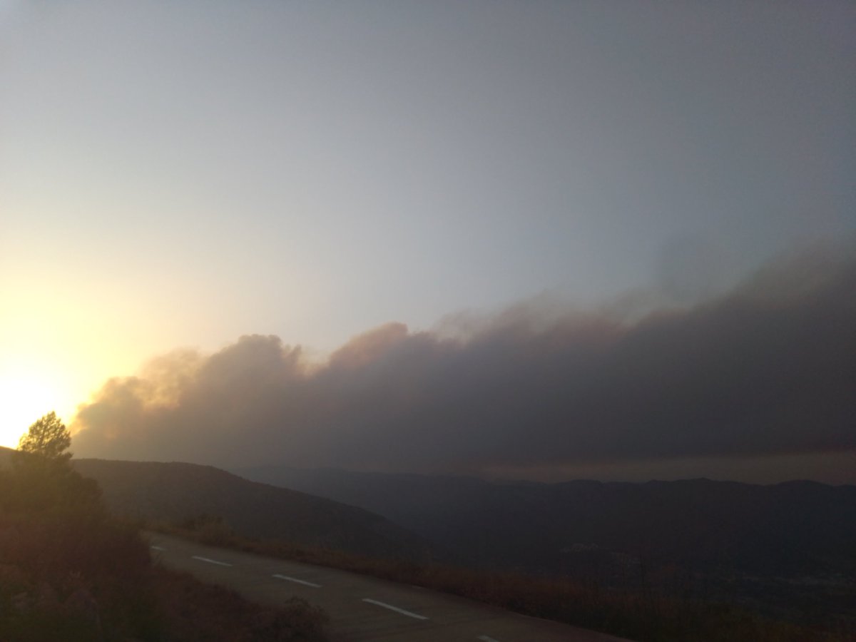 cae la noche en #IFValldEbo. La pluma de humo llega hasta Ibiza. Mucho animo a los equipos de tierra!