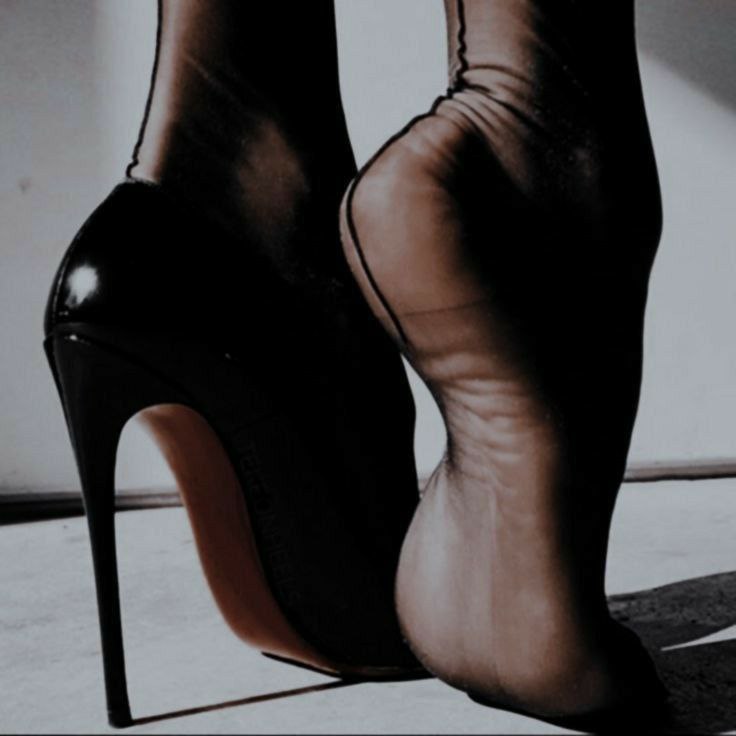 Los pequeños detalles que le gustan:

Seda, encaje y tacones.

Para gustarme un poco más.

#SeductiveSunday #HPRol #Freerol #Sexrol