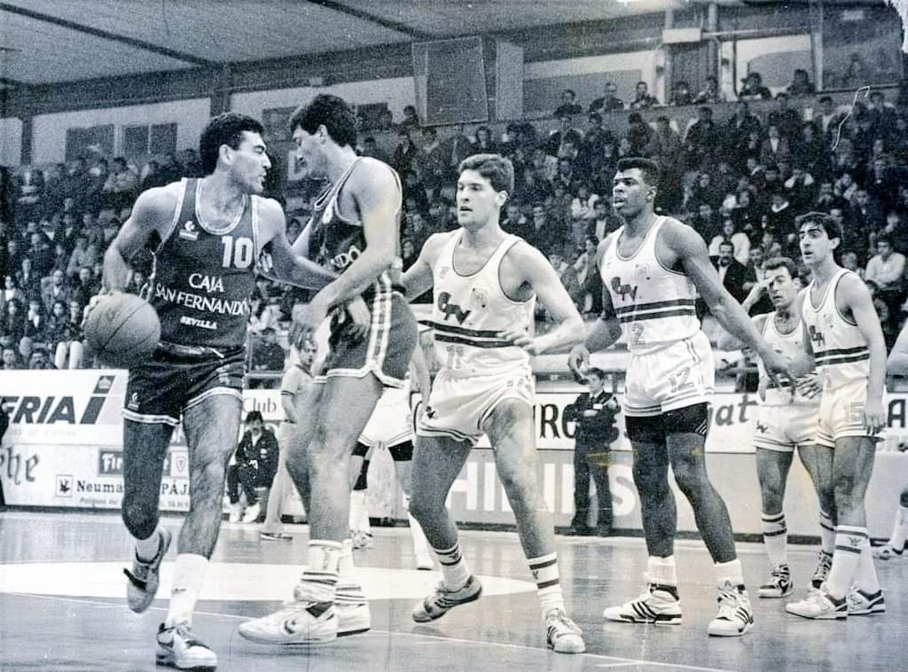 AgrasFernando's tweet photo. #PrimeraB 1988/89 #Obradoiro de los #JLSubias @popocho62 #MkiAbarca @AndresCadahia #Middelbrooks frente a #CajaSanFernando del ascenso, de los #Llano #Garrido #Lafuente pabellón Sta. Isabel. Al fondo, el mítico Faustino, siempre dispuesto con su mopa #historiabaloncestocompostela https://t.co/vSeA0XlzbM