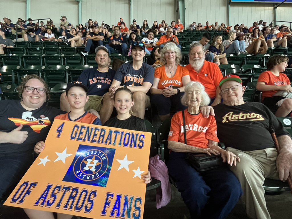 JahnJess's tweet photo. Let’s go @astros! ⭐️ ⚾️ https://t.co/rNiMiIeWb6