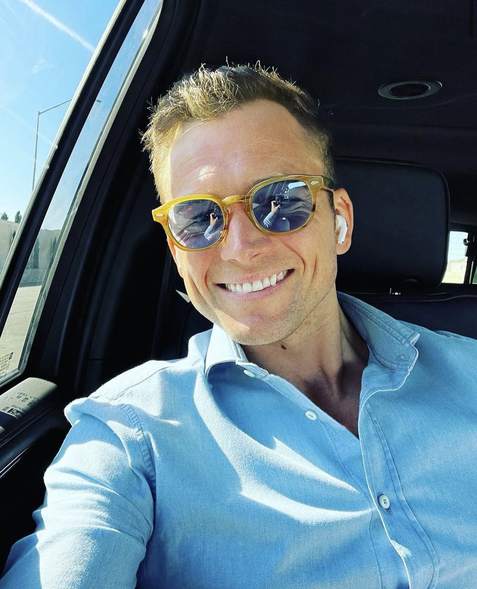 The tan, the glasses, the smile🤤