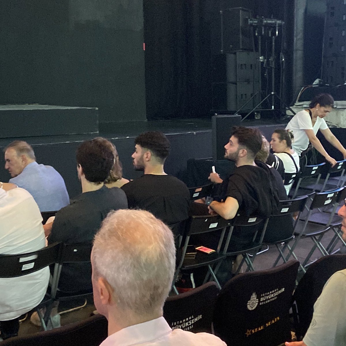 chirineabdallah's tweet photo. Halit came to see his girlfriend and is sitting next to Sinem brother 🙈🙈🙈💃💃💃❤️❤️❤️ #HalSin #SinemÜnsal 
#Aydınlıkevler https://t.co/VhziGEgX5C