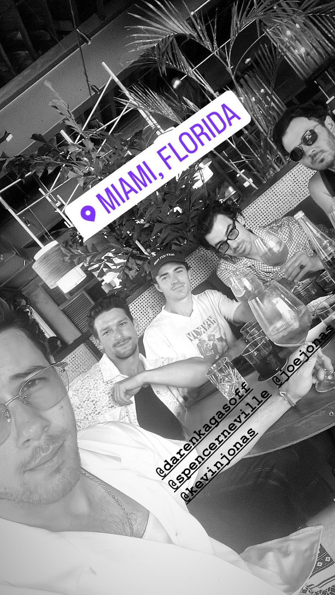 Kevin Jonas France tweet media