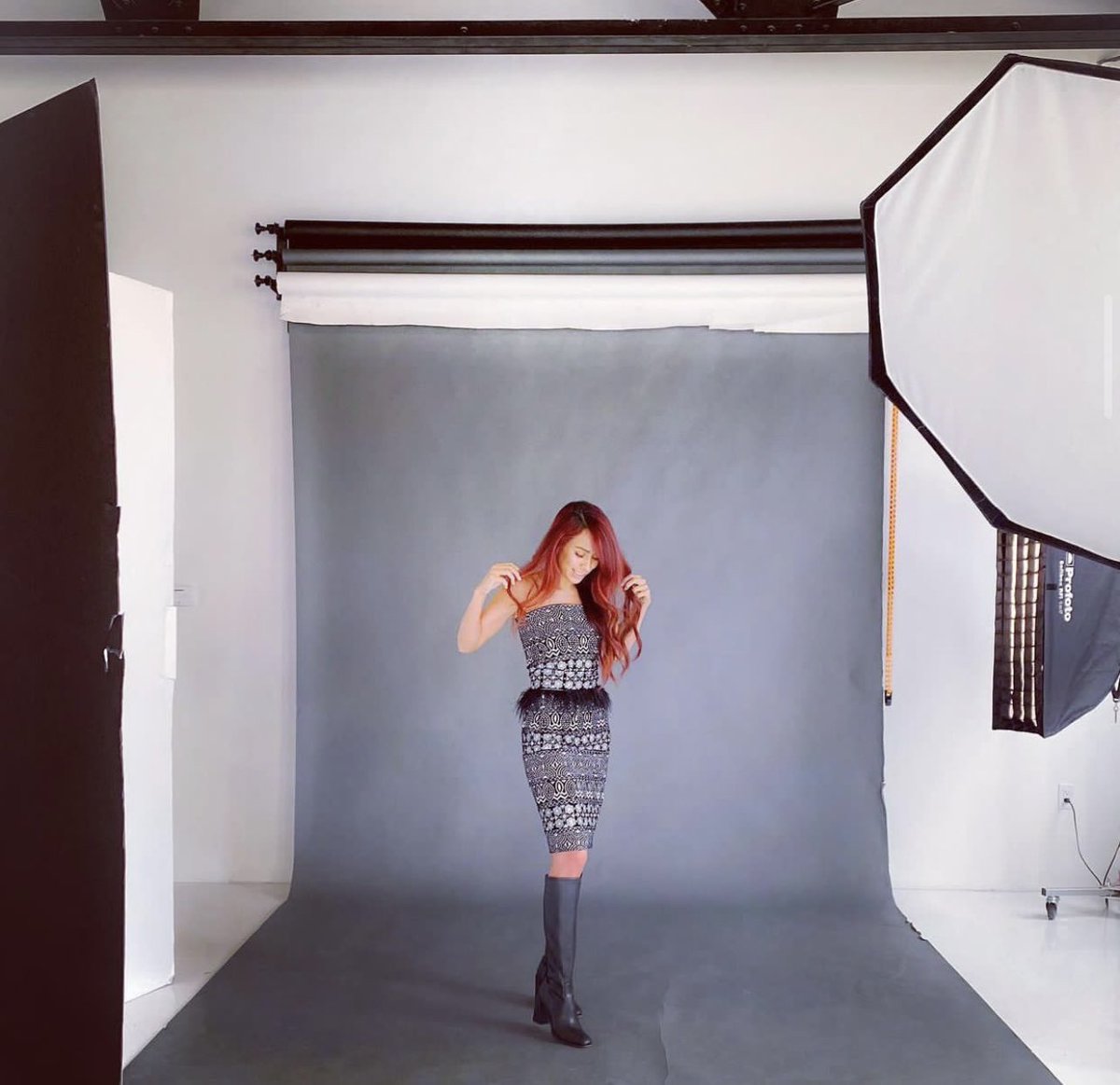 vonsorella's tweet photo. #throwback to CEO &amp; Creative Director @BondGirlVon modeling the ‘Oasis of Opulence’ A/W ‘21 Capsule Collection. 

Made using rare Italian metallic embroidered velvet and ostrich feathers. #slowfashion https://t.co/kku27UH5Uz