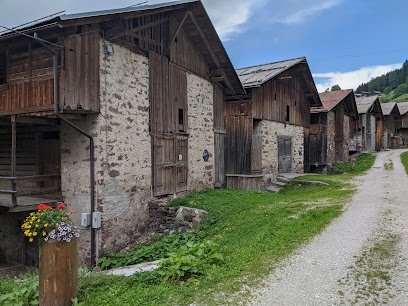 I_Comelianti's tweet photo. Le #lettureanimate stanno per tornare! ๐๐ป๐ Martedรฌ 16 agosto saremo al #TabiExpo a #Dosoledo.
Alle ore 16 presenteremo un divertente spettacolo per grandi e piccini nella via dei Fienili. ๐ญ E alla fine dello spettacolo #NutellaParty per tutti! ๐ Siateci! ๐ค #teatro #bambini https://t.co/zNC4zrPEah