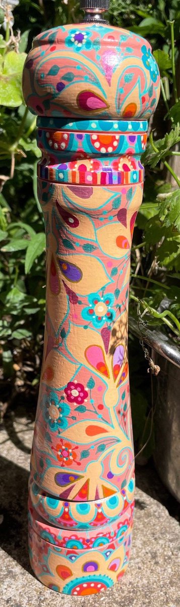 notjustmum's tweet photo. NEW in my #etsyshop: Hand Painted 10inch Wooden Pepper My next sale is my 100th so Iโll include a free pack of mixed cards as give away ๐๐โญ๏ธ #giftideas #indiefinds https://t.co/mM9rMwqXHQ https://t.co/Z00kw7EfuE