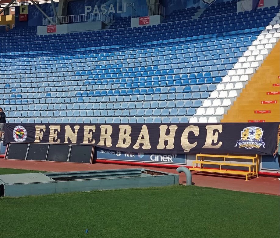 UntilTheGraveFB's tweet photo. Kasımpaşa maçı öncesi pankartlarımızı stada astık.

#UslanmazTribünGençleri #UTG https://t.co/i5e3xir7MY
