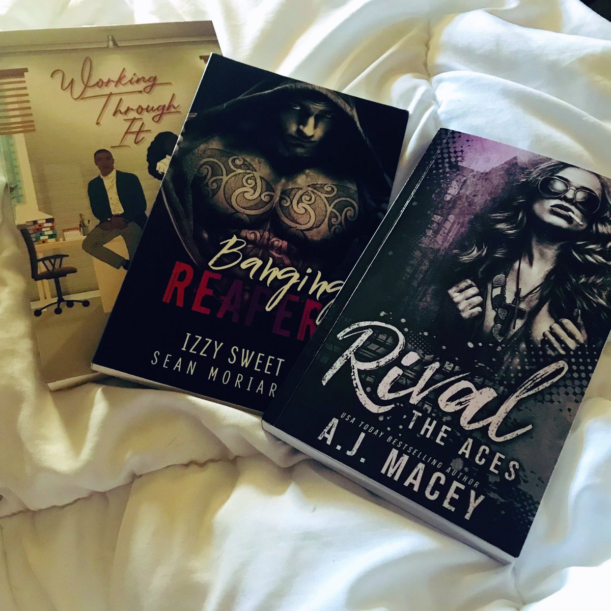 Weekend reading a little love, a little romance and a whole lot of crazy. My kinda weekend 😜

#bookish