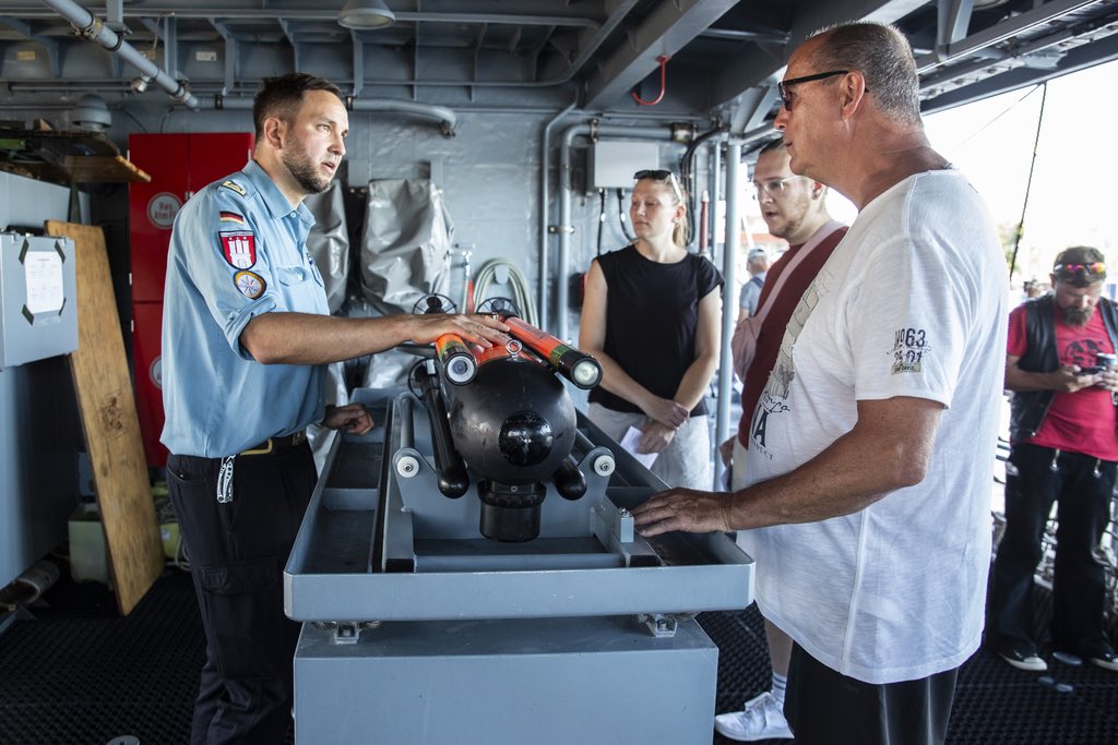 Letzter Tag der #HanseSail 2022 ⛵️⛵️⛵️ Im Stadthafen von #Rostock vertritt Minensuchboot #Siegburg die Marine ⚓️🇩🇪 Die Minenjäger aus Kiel erklären beim #OpenShip ihr Handwerk.

Mehr Impressionen ab morgen auf Bundeswehr.de/marine