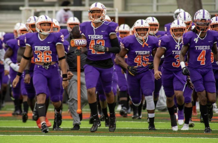 cantguardjulius's tweet photo. Blessed and Honored to Receive my 1st offer from Edward Waters University!!! @IamCOACH_T_Y @EdwardWatersFB @Coach_Hendrix1 @FivayFalconsFB @FivayHighSchool https://t.co/ZPdHQ3noOo