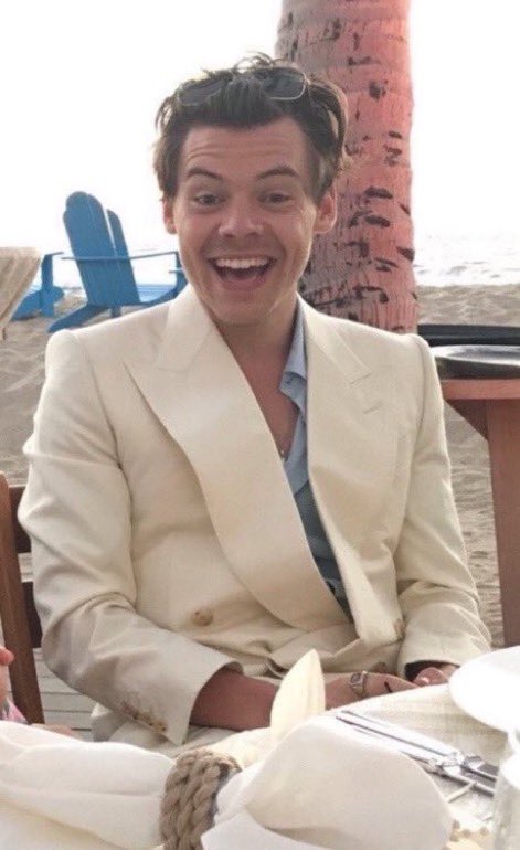 7Osloveontour's tweet photo. harry wearing white to weddings…he’s always the main character https://t.co/2YLT0BNvOQ