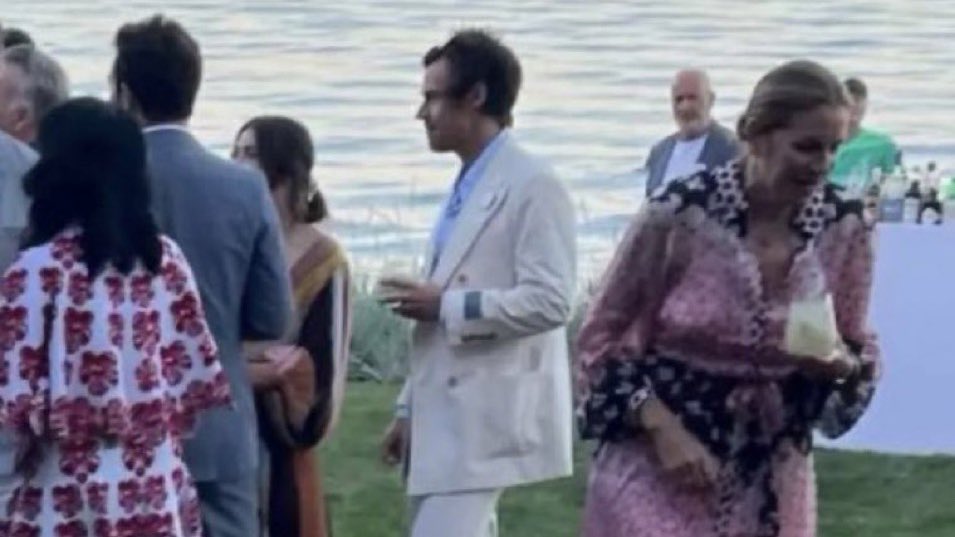 7Osloveontour's tweet photo. harry wearing white to weddings…he’s always the main character https://t.co/2YLT0BNvOQ
