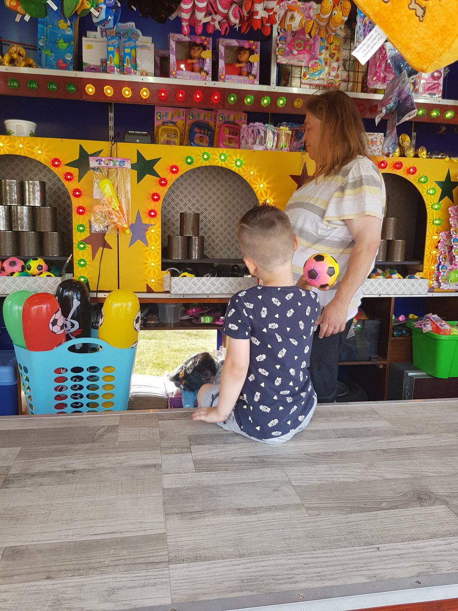 sietske90's tweet photo. Gezelligheid 🥰 familietijd 

Mijn kindjes durfde niet in de zweef dan maar met neefje👌❤ 

Gezelligheid in #Groningen
#adorp https://t.co/GP4OvcmzoR