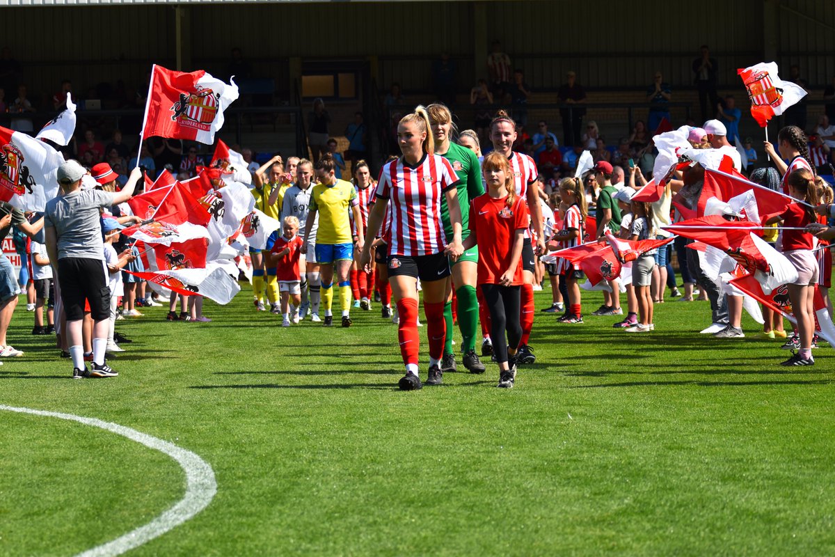 This was incredible. Dozens of youngsters waving flags and forming a guard of honour as <a href="/emmakelly_26/">Emma Kelly</a> and <a href="/lyndseycunno/">Lyndsey Harkin.</a> lead <a href="/SAFCWomen/">Sunderland AFC Women</a> and <a href="/NFFCWomen/">Nottingham Forest Women</a> onto the pitch.