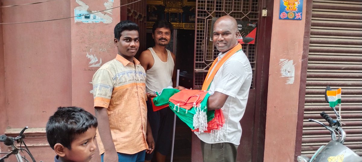 Rengaraja18's tweet photo. 🇮🇳
#நம்_தேசம்_நம்_கடமை
#HarGharTiranga 
#நமது_வீட்டில்_மூவர்ணம் 
இல்லம் தோறும் தேசியக்கொடி கொடுக்கும் நிகழ்ச்சியில் மிக மகிழ்ச்சியாகவும் 
மிக உற்சாகமாகவும் 
துறைமுகம் கிழக்கு மண்டல் முழுக்க அனைத்து 
(பூத் 93, 94) இல்லங்களிலும் 
நம் மூவர்ணம் கொடி கொடுக்கப்பட்டது.... https://t.co/PrgcQlFAuQ