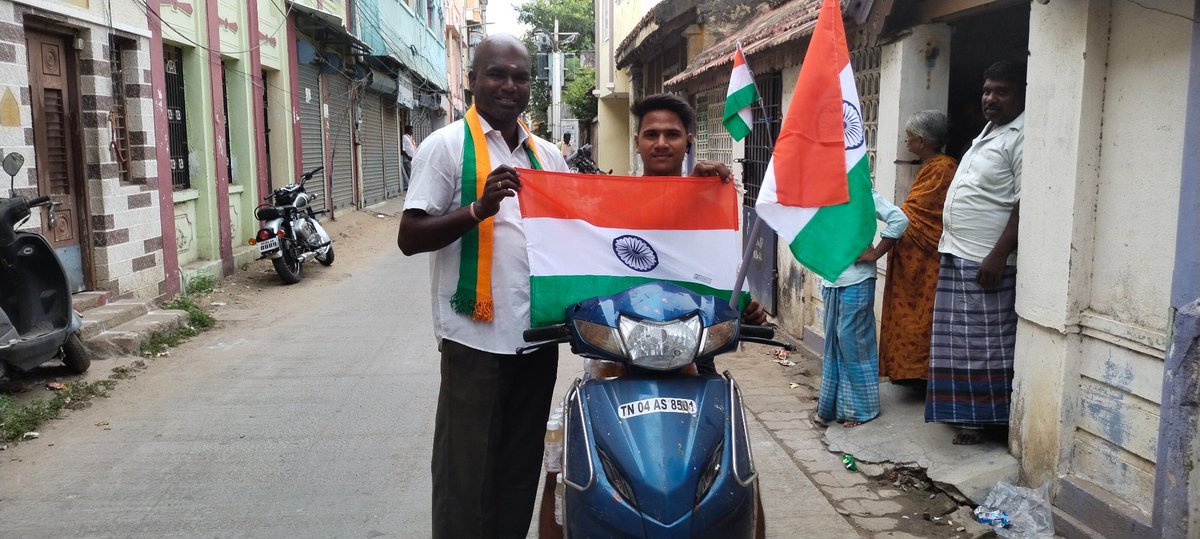 Rengaraja18's tweet photo. 🇮🇳
#நம்_தேசம்_நம்_கடமை
#HarGharTiranga 
#நமது_வீட்டில்_மூவர்ணம் 
இல்லம் தோறும் தேசியக்கொடி கொடுக்கும் நிகழ்ச்சியில் மிக மகிழ்ச்சியாகவும் 
மிக உற்சாகமாகவும் 
துறைமுகம் கிழக்கு மண்டல் முழுக்க அனைத்து 
(பூத் 93, 94) இல்லங்களிலும் 
நம் மூவர்ணம் கொடி கொடுக்கப்பட்டது.... https://t.co/PrgcQlFAuQ