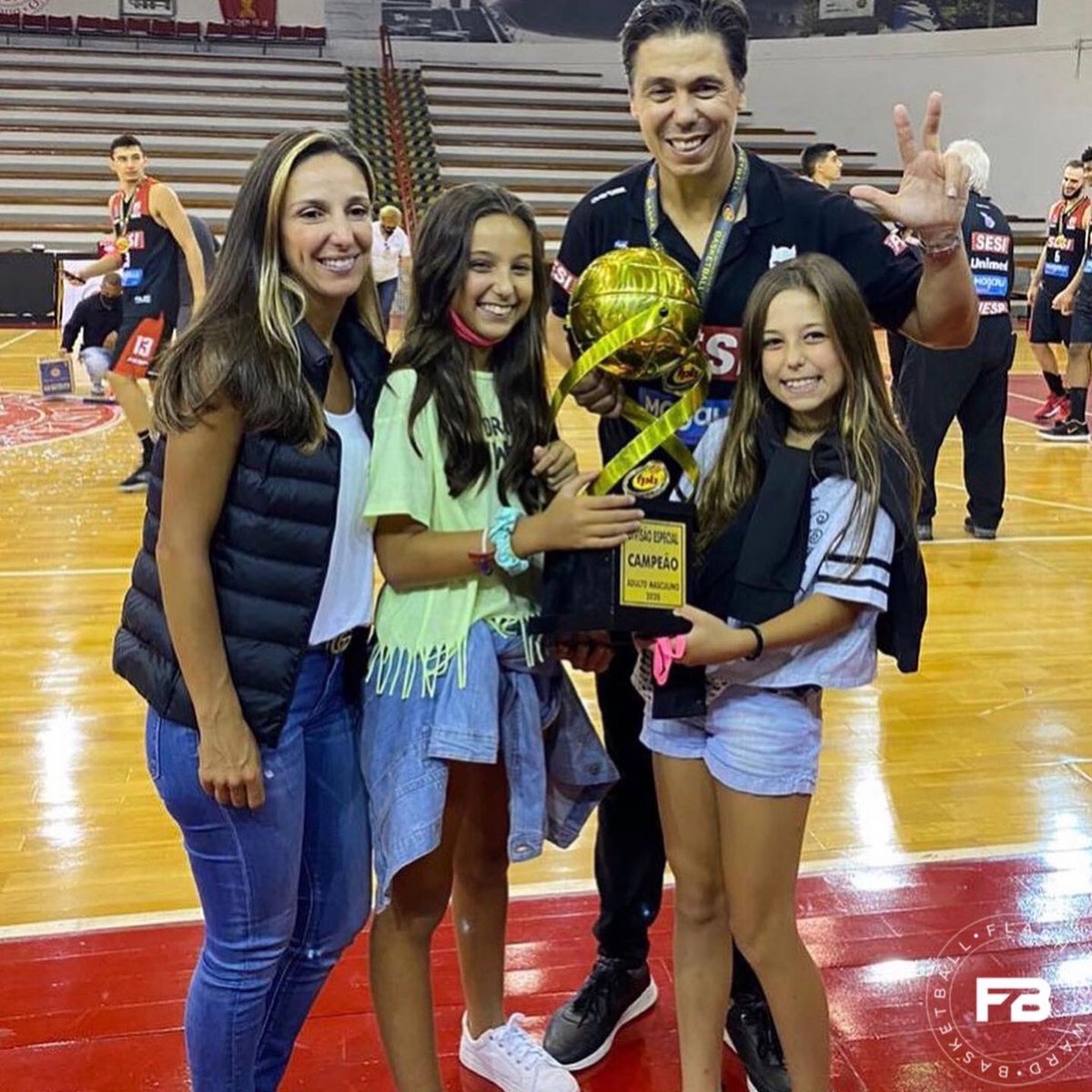 ffgbasketball's tweet photo. A Flash Forward Basketball deseja um #FelizDiaDosPais à todos que fazem o papel de pai no Brasil e no mundo, em especial aos papais do #FFBSquad 🫶🏼
Muita paixão pra vocês, família! #FlashForwardGroup https://t.co/N0hOr20zS9
