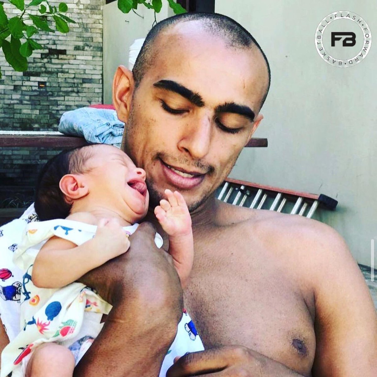 ffgbasketball's tweet photo. A Flash Forward Basketball deseja um #FelizDiaDosPais à todos que fazem o papel de pai no Brasil e no mundo, em especial aos papais do #FFBSquad 🫶🏼
Muita paixão pra vocês, família! #FlashForwardGroup https://t.co/N0hOr20zS9