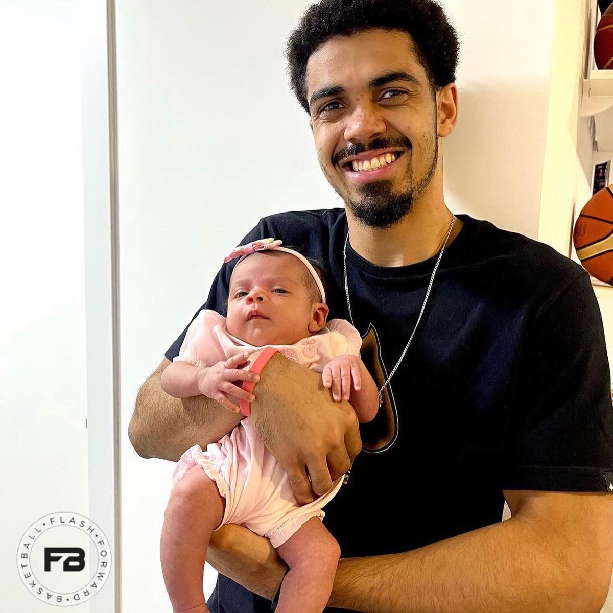 ffgbasketball's tweet photo. A Flash Forward Basketball deseja um #FelizDiaDosPais à todos que fazem o papel de pai no Brasil e no mundo, em especial aos papais do #FFBSquad 🫶🏼
Muita paixão pra vocês, família! #FlashForwardGroup https://t.co/N0hOr20zS9