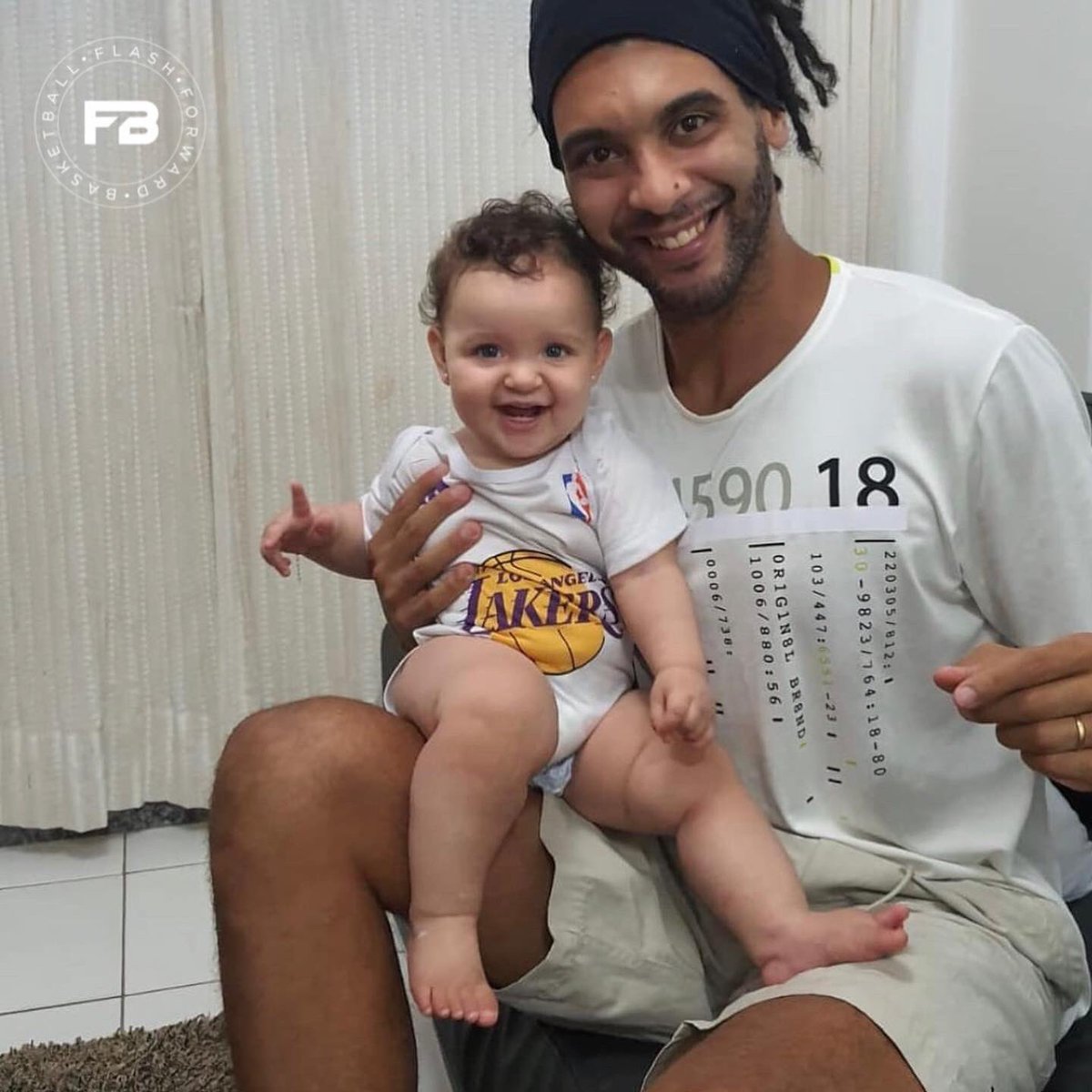 ffgbasketball's tweet photo. A Flash Forward Basketball deseja um #FelizDiaDosPais à todos que fazem o papel de pai no Brasil e no mundo, em especial aos papais do #FFBSquad 🫶🏼
Muita paixão pra vocês, família! #FlashForwardGroup https://t.co/N0hOr20zS9