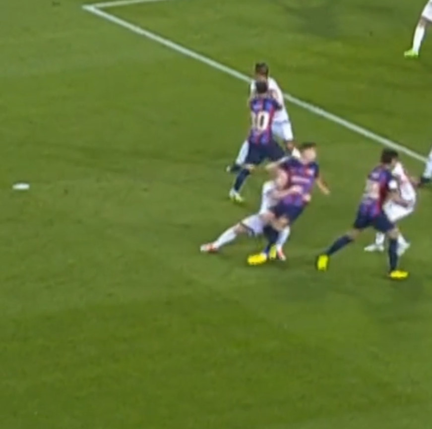 Zona_Blaugrana's tweet image. Los madridistas dijeron que en las retransmisiones de los partidos nos iban a favorecer por no sé qué de Roures, pues bien, en el segundo penalti de Isi a Lewandowski no dieron la repetición de la jugada en plano corto, así que mucha gente no se ha dado cuenta de este penaltazo.