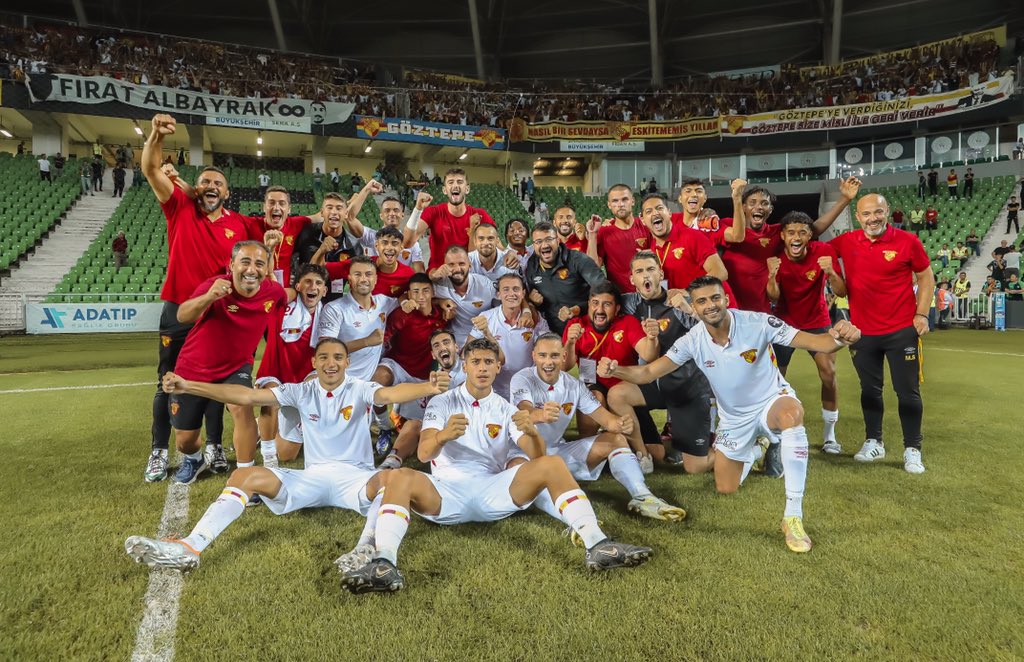 Goztepe's tweet photo. Yine, yeni, yeniden! Deplasmanda taraftarlarımızla #GalibiyetHatırası📸

#Göztepe #SevgiSaygıBağlılıkla https://t.co/NYro56ptM6