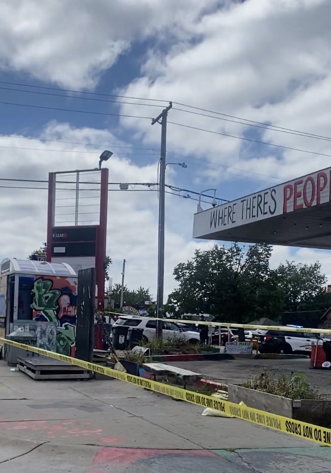 marciaxthree's tweet photo. So, two back-to-back Sunday shootings at the church on Chicago and 38th and not a nan sniff from local media? Okay.
The cops are weirdly judicious where they actually put crime scene tape. #blockbusting https://t.co/cjGBEpGnLk