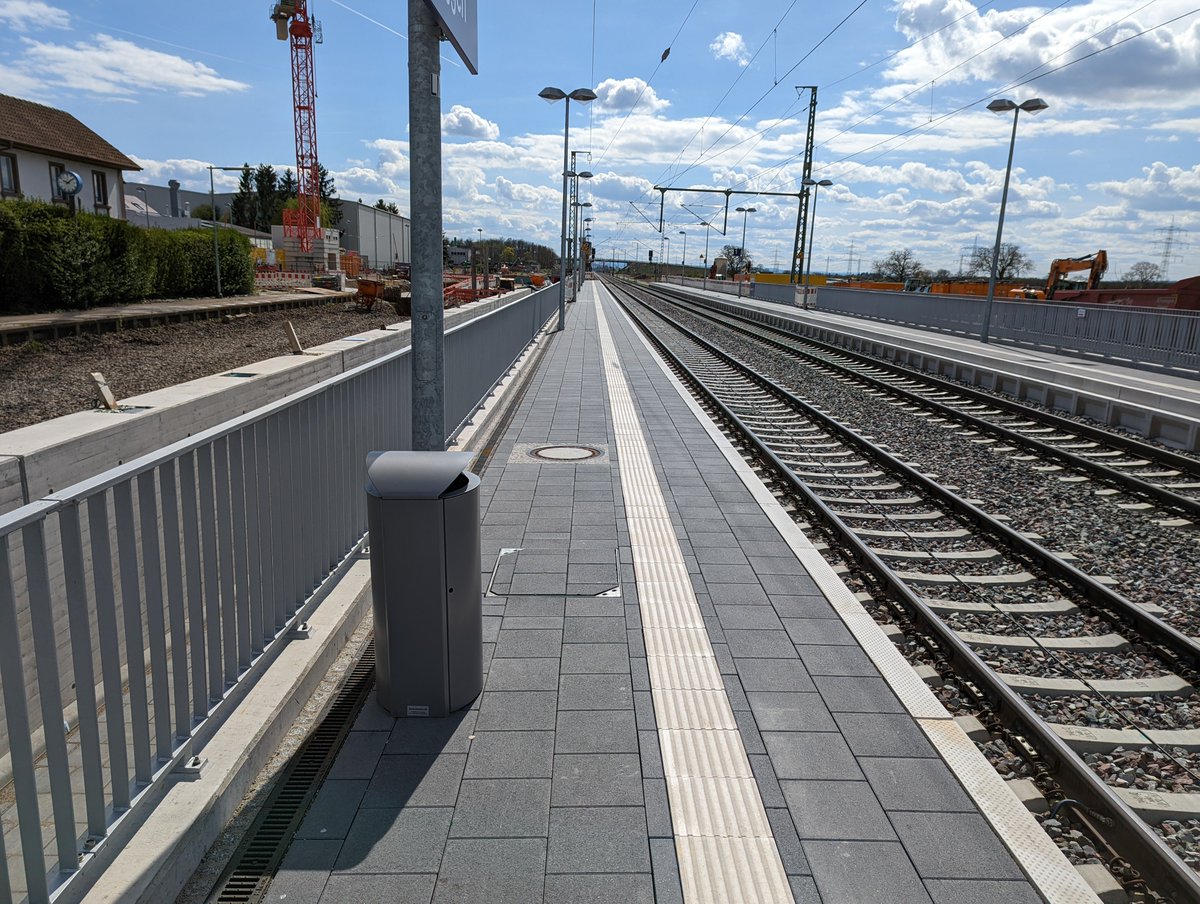 _Dwark_'s tweet photo. @KarlsruheBasel Und der barrierefreie Zugang in #Auggen führt dann zu einem Bahnsteig an dem keine zwei ♿ aneinander vorbeikommen. Weniger Trauben an der Wand und breitere Bahnsteige wäre die viel bessere Wahl gewesen. https://t.co/4Dz0vo6b1g