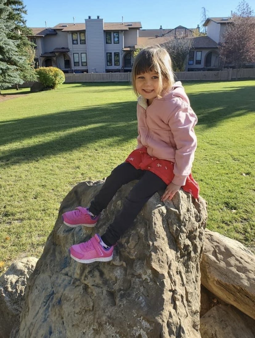 IsaScribe's tweet image. I imagine she stuffs sunflower petals into the broken part of my heart,tells me about minnows and memories, that it’s okay, this spidering of souls in our season of parting; but I want her back, and listen for her laughter on the wind, and wish for her fingers in my hair.
#vss365