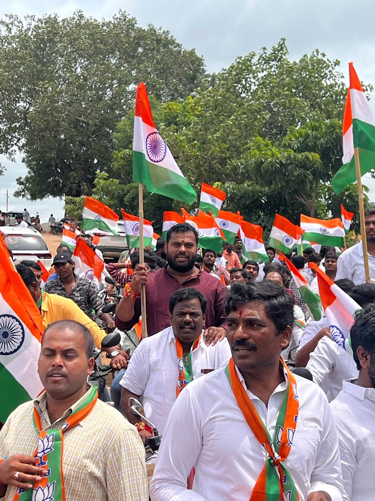 Sreenivas9866's tweet photo. నిన్న చేవెళ్ల లో జరిగిన ఆజాద్ కి  ��మృత్  వజ్రోత్సవ బైక్ ర్యాలీ లో పాల్గొనడం జరిగినది https://t.co/HzW4sGICLh