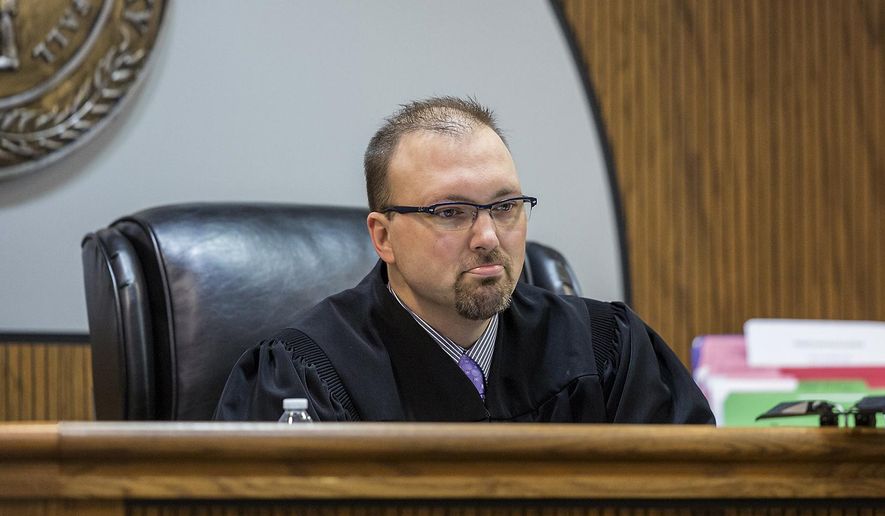 Kentucky judge suspended for reportedly pressuring lawyer in his court to support reelection campaign

trib.al/hZDmPtQ