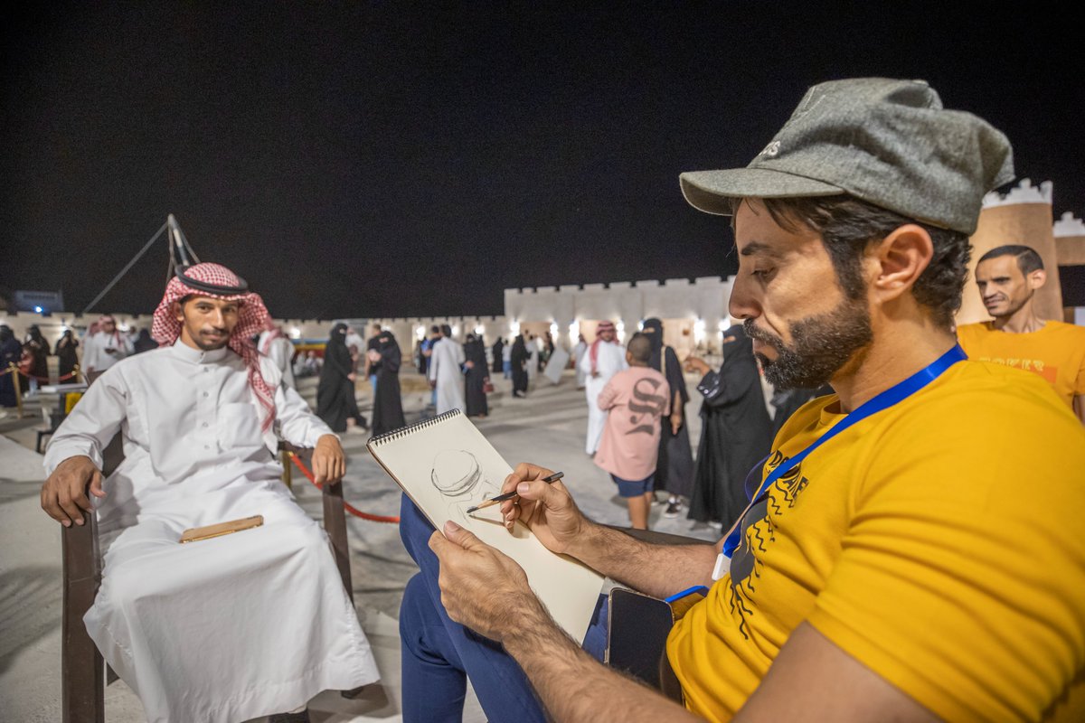 Moh4880's tweet photo. في مشهد مبهر بفُرش المبدعين وتنسكب به الألوان في أجمل تفاصيله، فنانين و فنانات حائل يبدعون في الفن التشكيلي و تخليداً لذكرى فقيد الفنّ يوسف الشغدلي في #بيت_حائل  🤲🏼🤍

2⃣
📸: #محمد_الخمسان https://t.co/7tP72ElgYU