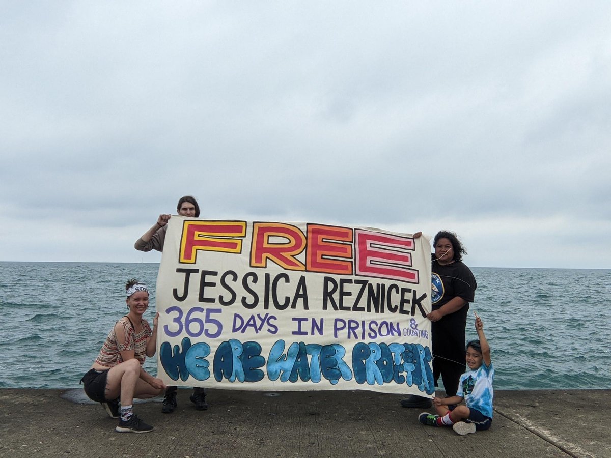 RisingTideChi's tweet photo. Free Jessica Reznicek! ❤️🌊
Aug. 11th marked the 365th day, or one year that political prisoner Jessica Reznicek @FreeJessRez has been in federal prison for taking direct action against the construction of the Dakota Access Pipeline.

#FreeJessicaReznicek #NoDAPL #WaterProtectors https://t.co/1OZchdGn4q