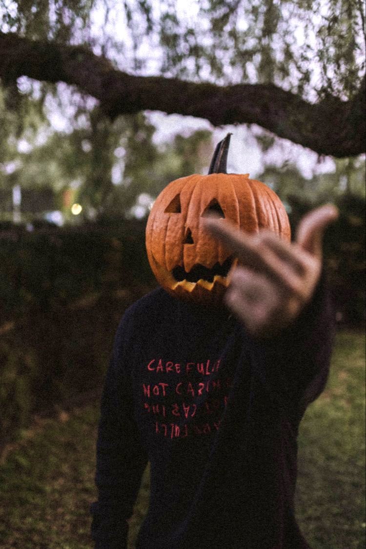 seasonaIvibes's tweet photo. Them: “It’s too early for Halloween”

🎃 Me: https://t.co/tNt2Y209Wk