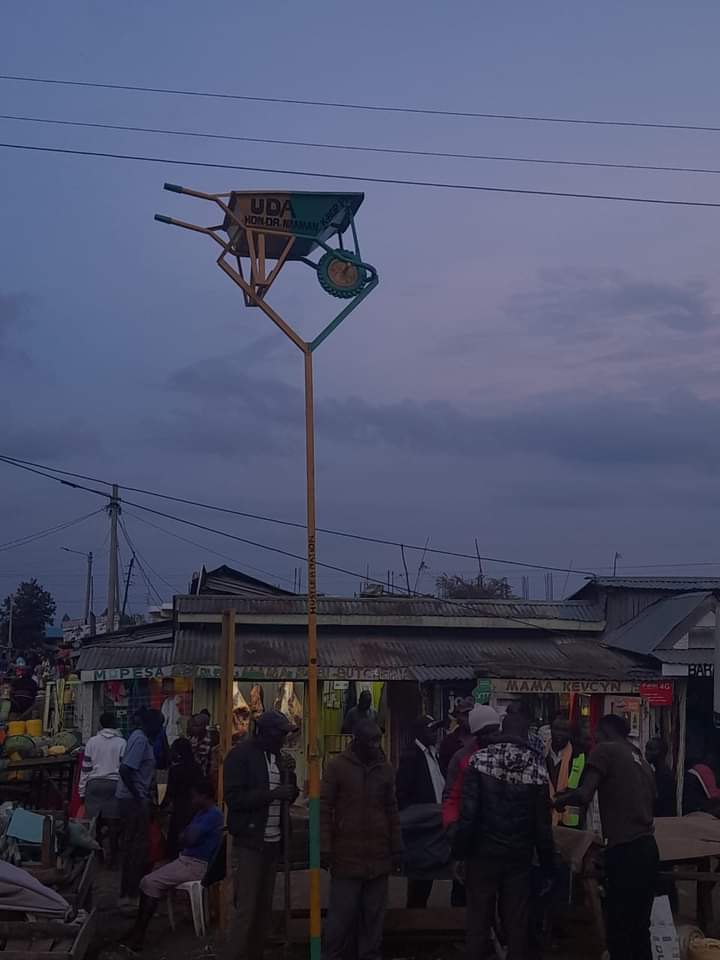 The hustlers wheelbarrow symbol of UDA party eventually erected at GARISSA Market. William Samoei Ruto to be declared the 5th on Monday.
SI UCHAWI ni Maombi.

#MunguMbele 
#kenyaelections2022