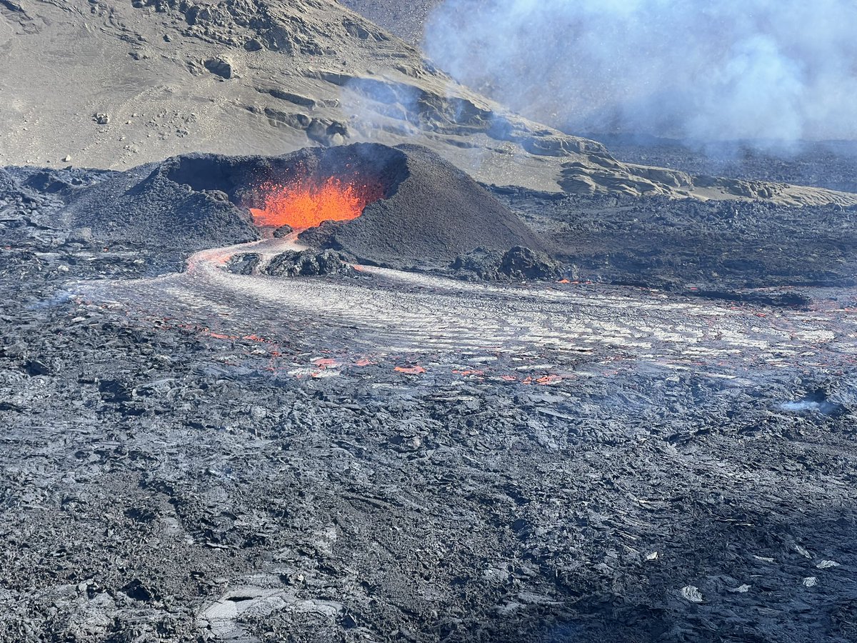 KKutacova's tweet photo. Sopka Fagradalsfjall. Jedeme #Aviou po Islandu. Dnesek uz ake asi nic jen tak neprekona. https://t.co/fIJbteniwm