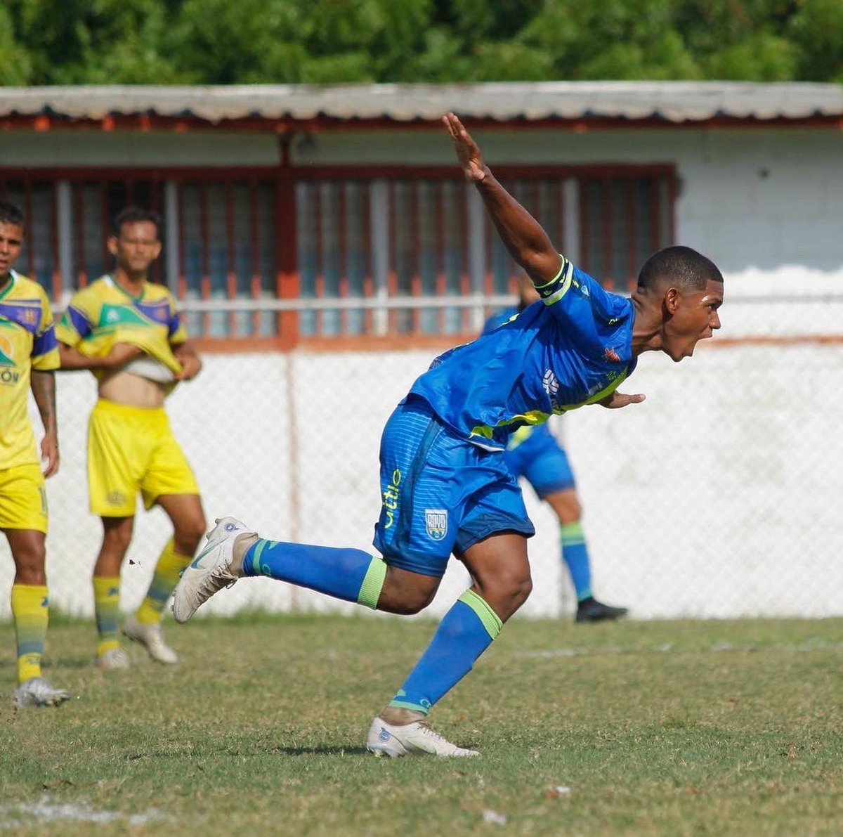 DvoRayoZuliano's tweet photo. Debut y marca ⚡️

Jesús Blois, de 19 años, salió del Barrio Cardonal Norte de Maracaibo, para formar parte de los chamos de “La Causa Rayo” 👟 La J18 de la @LigaFUTVE2 fue su debut en el fútbol profesional.

#TalentoRayo ⚡️
#NuestraCausa 🇻🇪 https://t.co/sAdUtK8Lti
