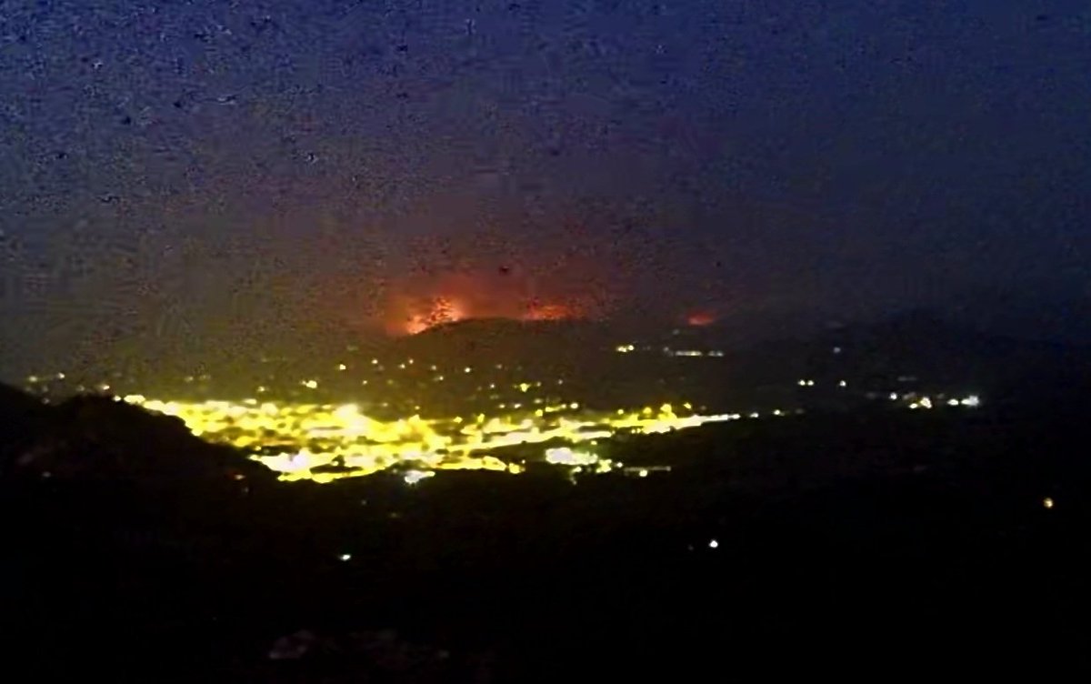 Hace unos minutos han salido de nuevo dos dotaciónes nuestras en dirección al  incendio forestal de la Vall D'Ebo 
Mucha precaución y darle fuerte 💪💪
#IFVallDebo #IIFF #IUF 
#TodosSumamos