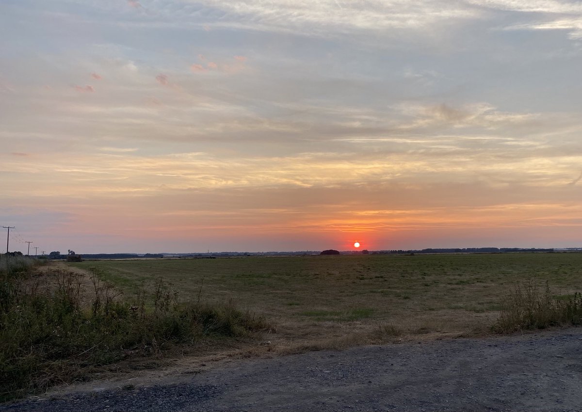 FenFairy's tweet photo. Sun set over the lowest point in England #TheFens #FascinatingFens https://t.co/zSPJDicMXx