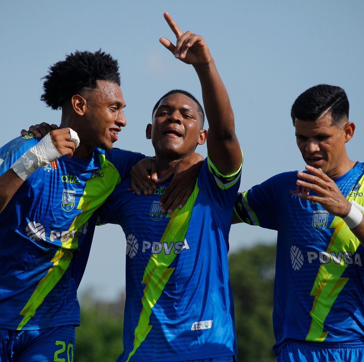 DvoRayoZuliano's tweet photo. Al minuto 25 del primer tiempo de la J18 🆚 @falconheroesfc Blois abrió el marcador del partido que culminaría igualado 2 🆚 2. 

#TalentoRayo ⚡️
#RayoEsBarrio 
#NuestraCausa 🇻🇪 https://t.co/AtG9l9EsY2
